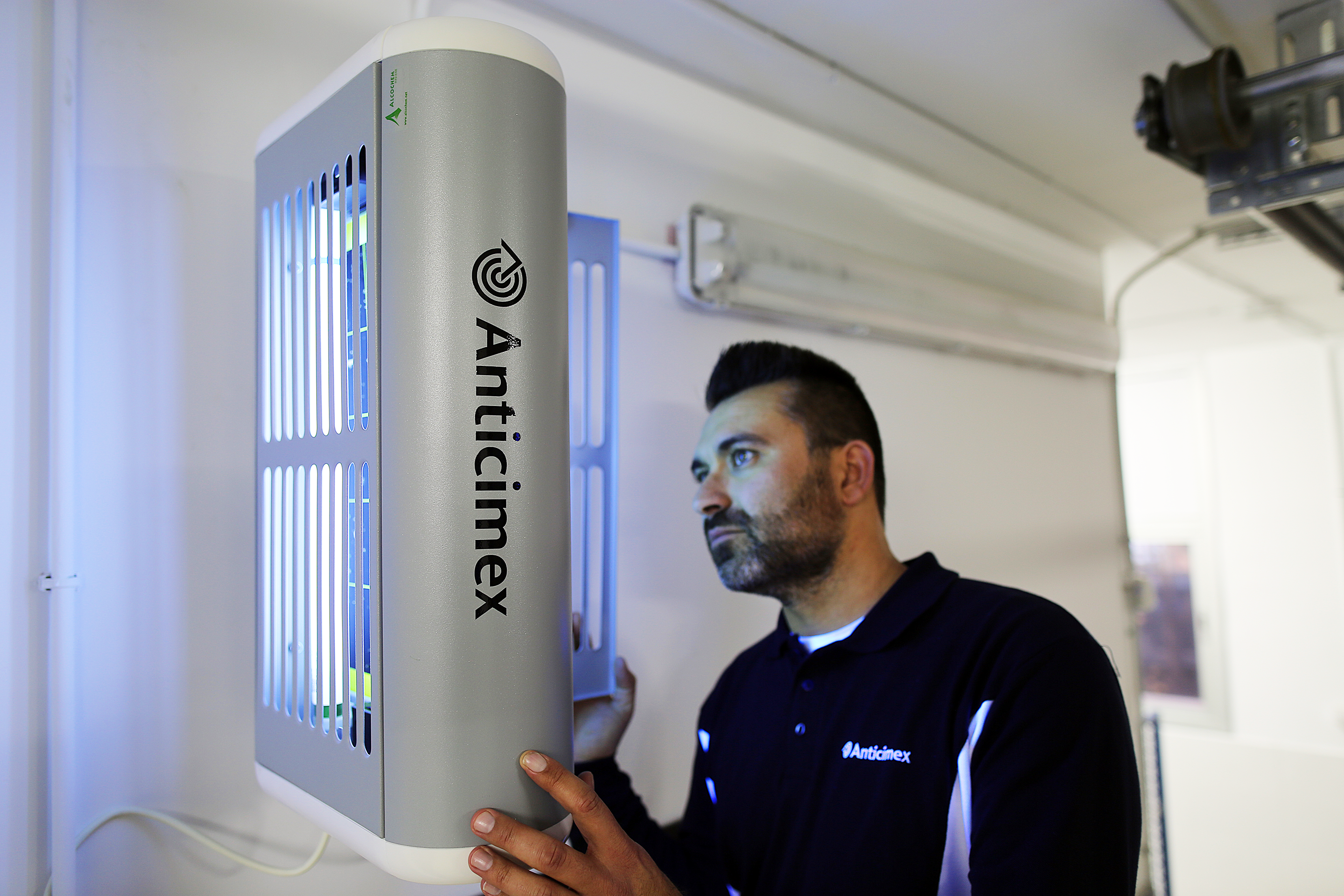 Anticimex tekniker installerar en ljusfälla