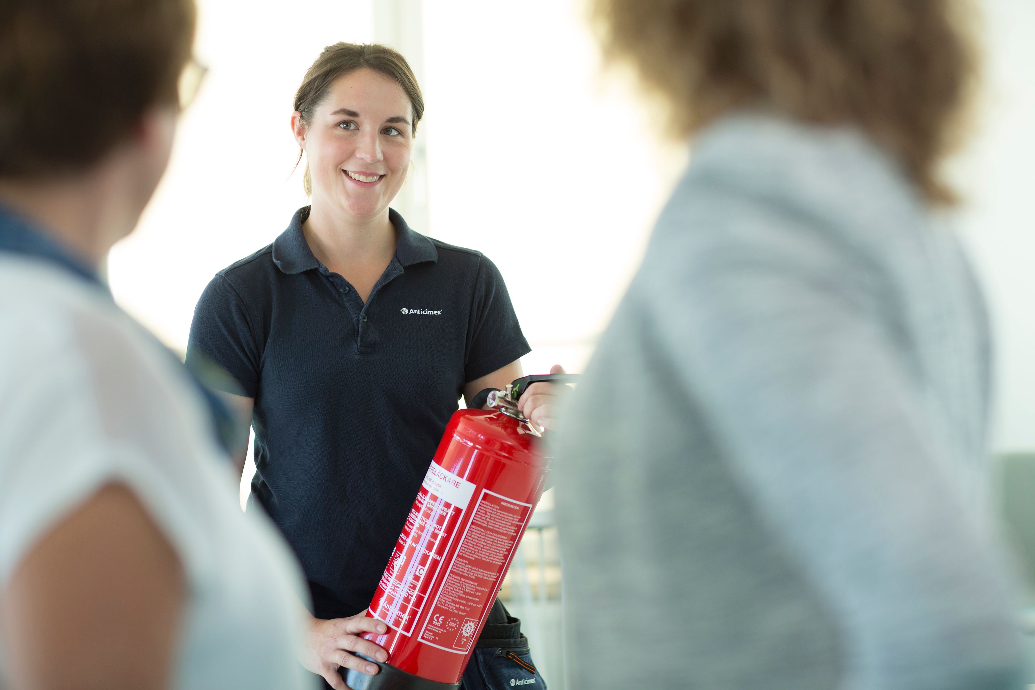 Tekniker håller utbildning i brandskydd och brandsäkerhet