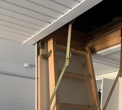 Collage med Anticimex husexpert Mikael Aderskog, ett vitt hus på vintern, en öppen vindslucka och ett mögelskadat tak uppe i en vind