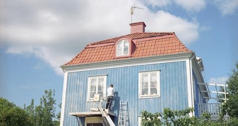 Anticimextekniker inspekterar fönster och fasad på villa