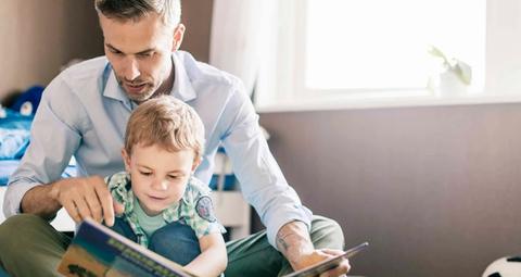 Man läser bok tillsammans med pojke i ett tryggt hem fritt från skadedjur