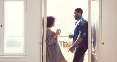 Två personer som står i en dörröppning - Så gör du om du känner avvikande lukter hemma