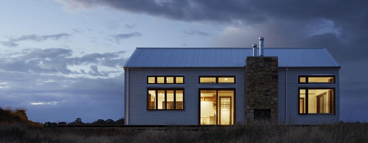 Hus i skymning och belysning