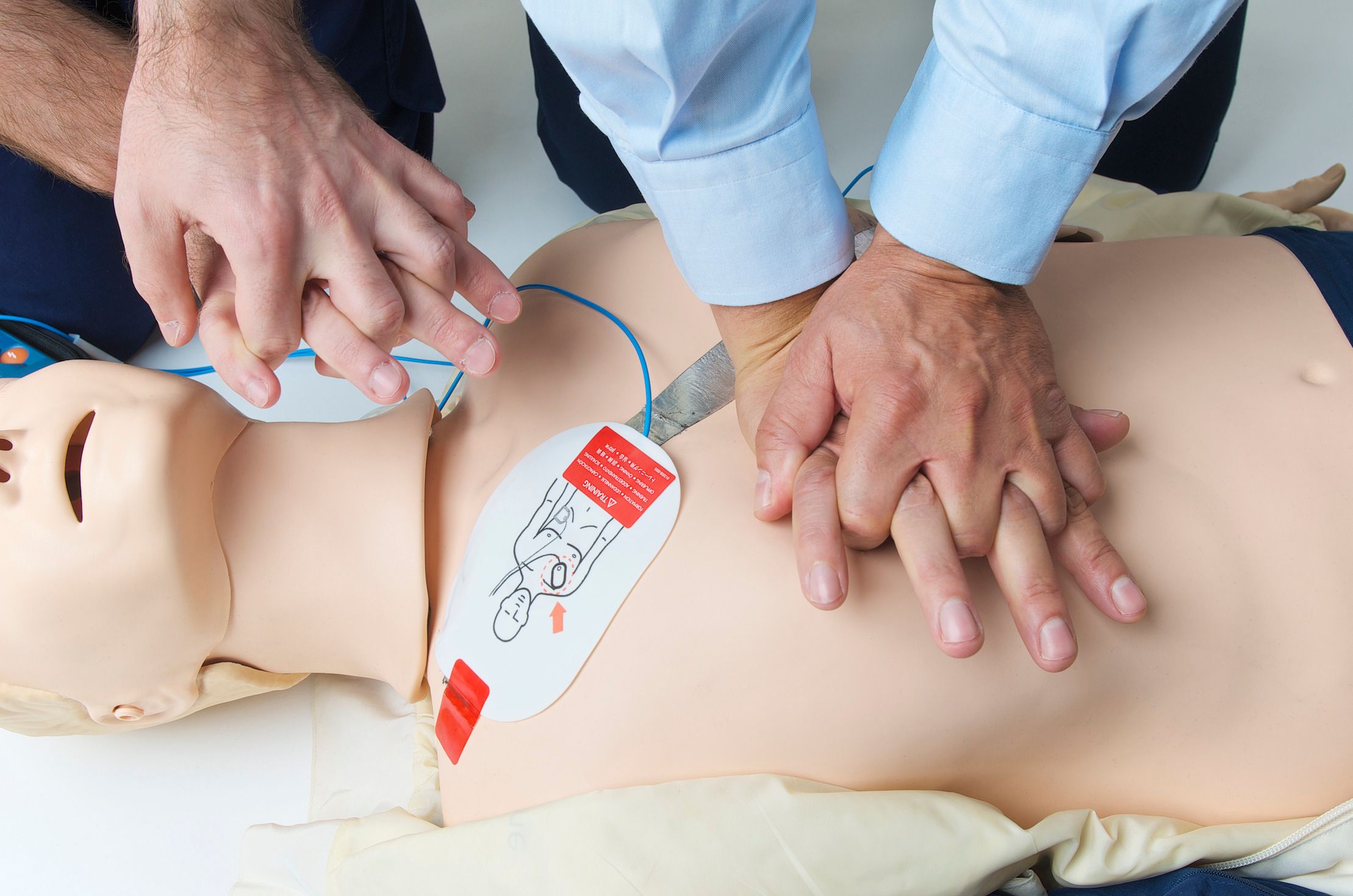 Anticimex utbildar HLR för två av verksamhetens insatspersonal