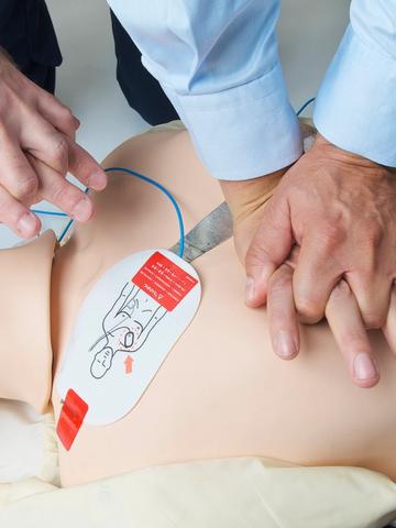 Anticimex utbildar HLR för två av verksamhetens insatspersonal