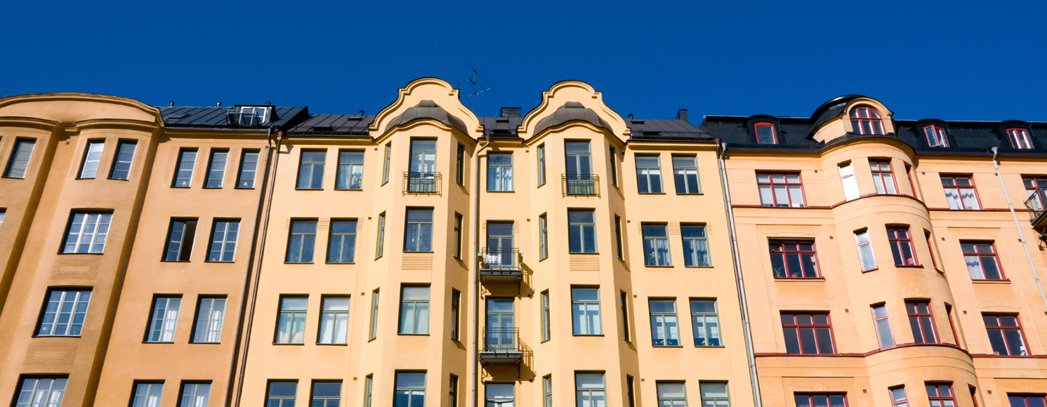 Fasader på ljus flerbostadshus, sekelskiftslägenheter