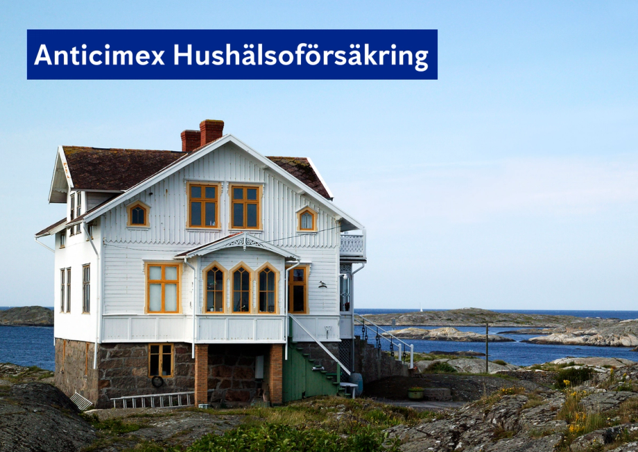 Vitt trähus på klippor framför hav med blå platta med texten "Anticimex Hushälsoförsäkring"