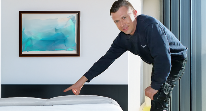 Schädlingsbekämpfer zeigt auf Bettwanzen im Bett