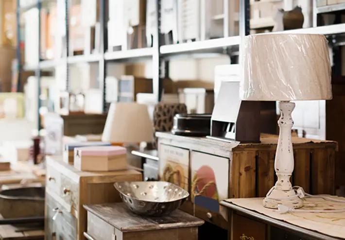 Secondhand bietet viele Verstecke für Bettwanzen. Antiquitäten und gebrauchte Möbel sollten vor dem Kauf sorgfältig auf Anzeichen von Bettwanzen untersucht werden, um eine Einschleppung zu verhindern.