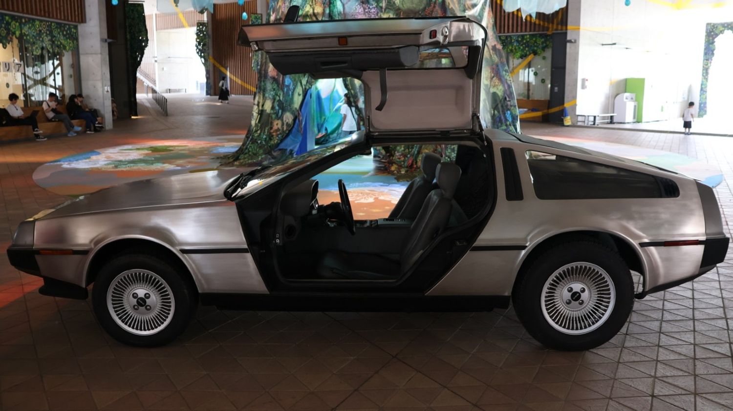 007-DeLorean