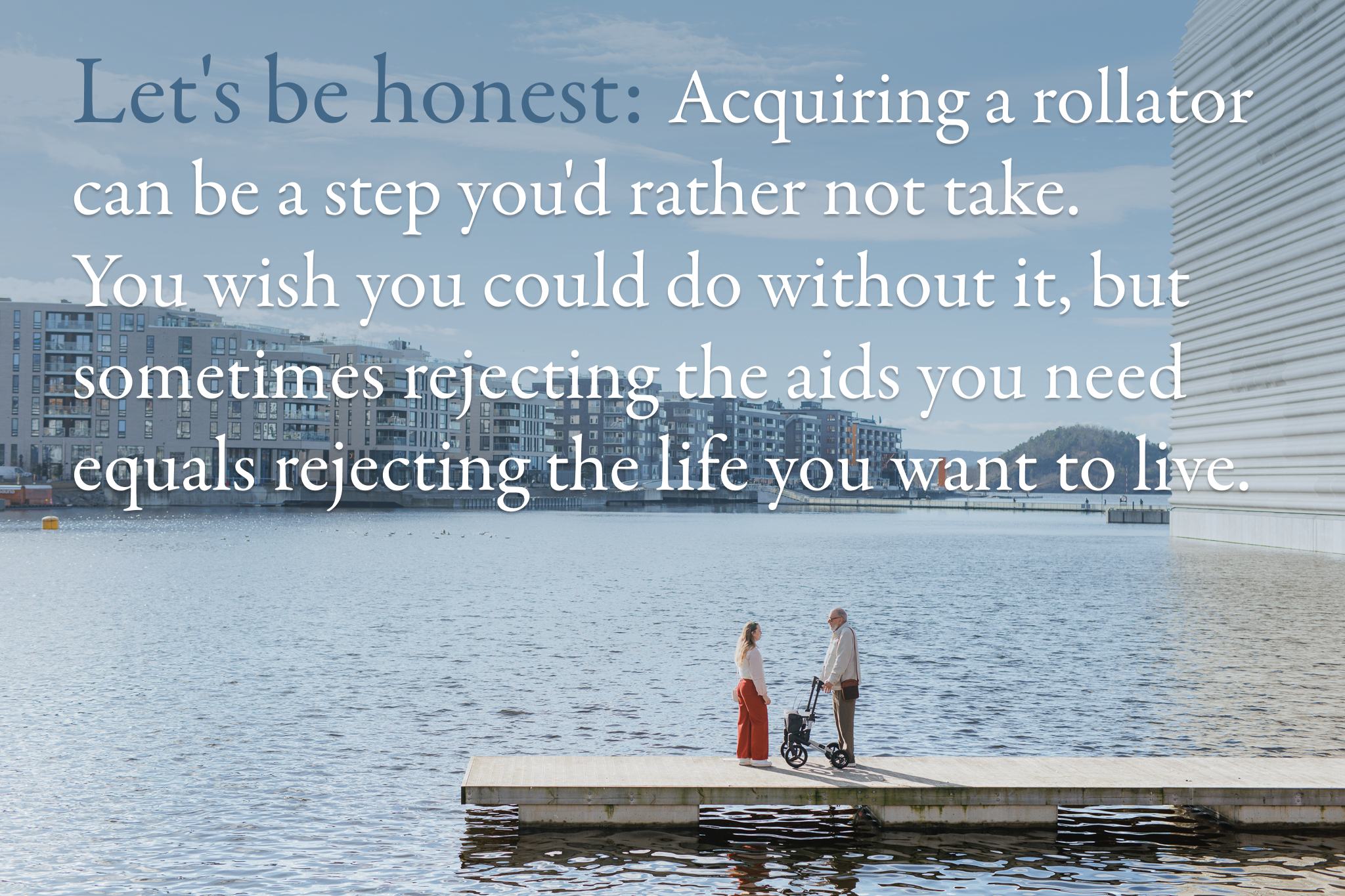 En ung kvinne og en eldre mann med rullator står ute på en flytebrygge