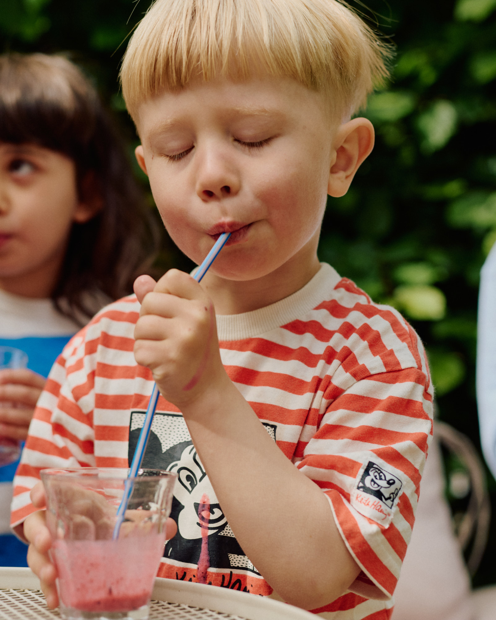 gutt drikker smoothie
