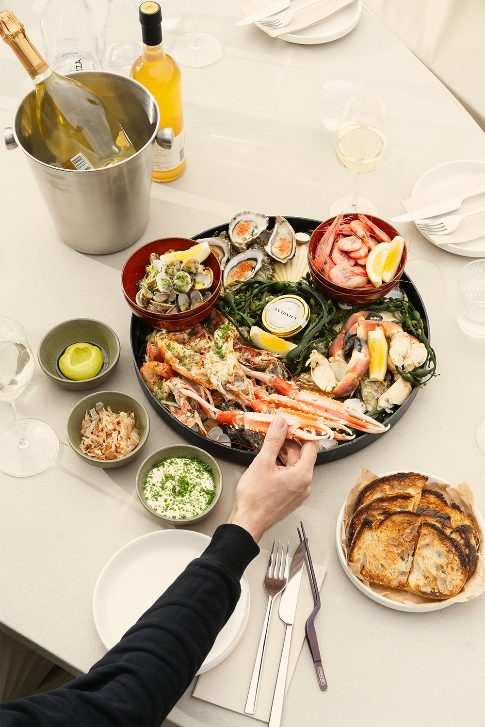 Et skalldyrsfat med reker, østers, kreps og brød til