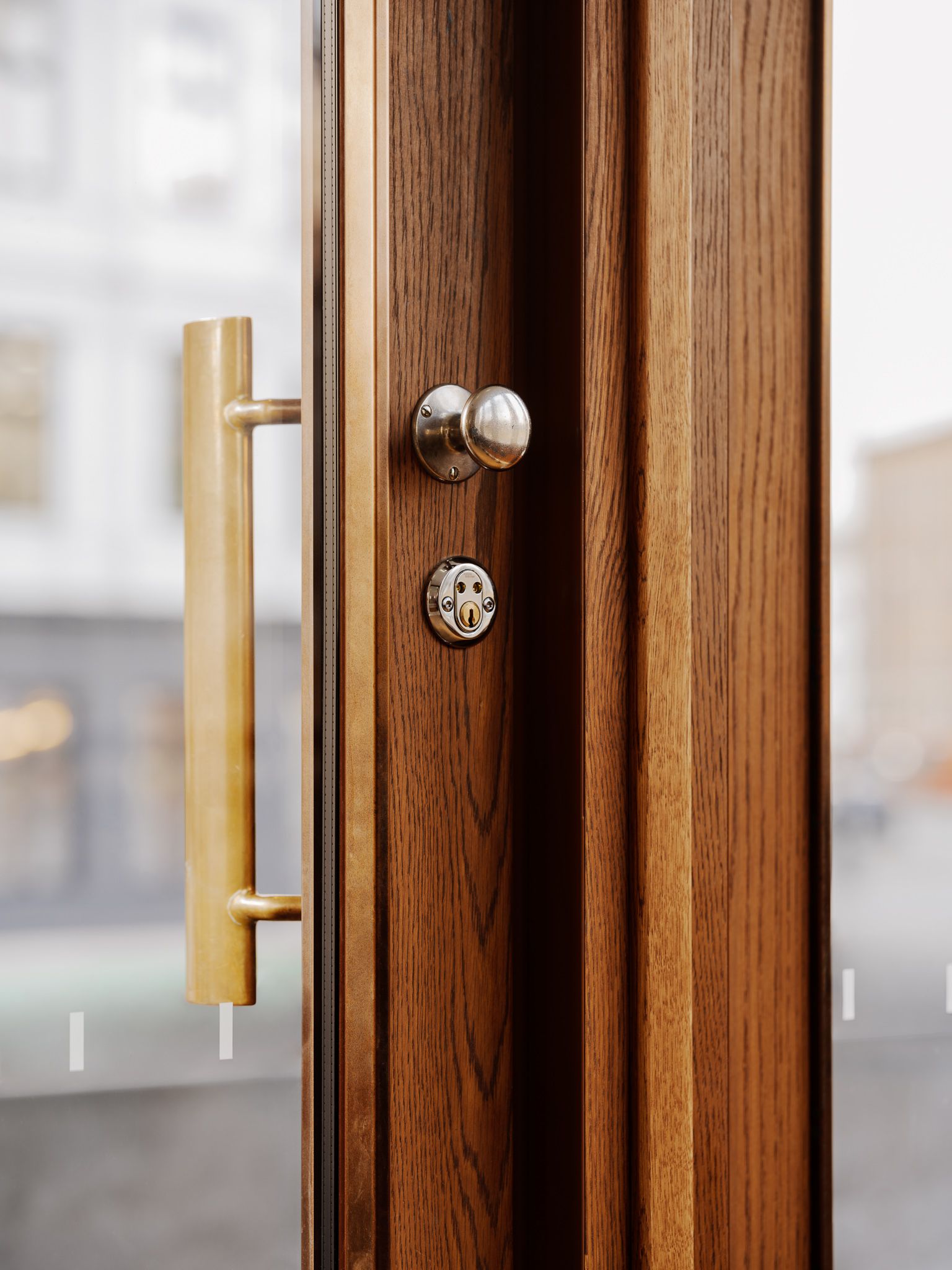 Detaljbilde av et dørhåndtak på en dør i vakkert treverk