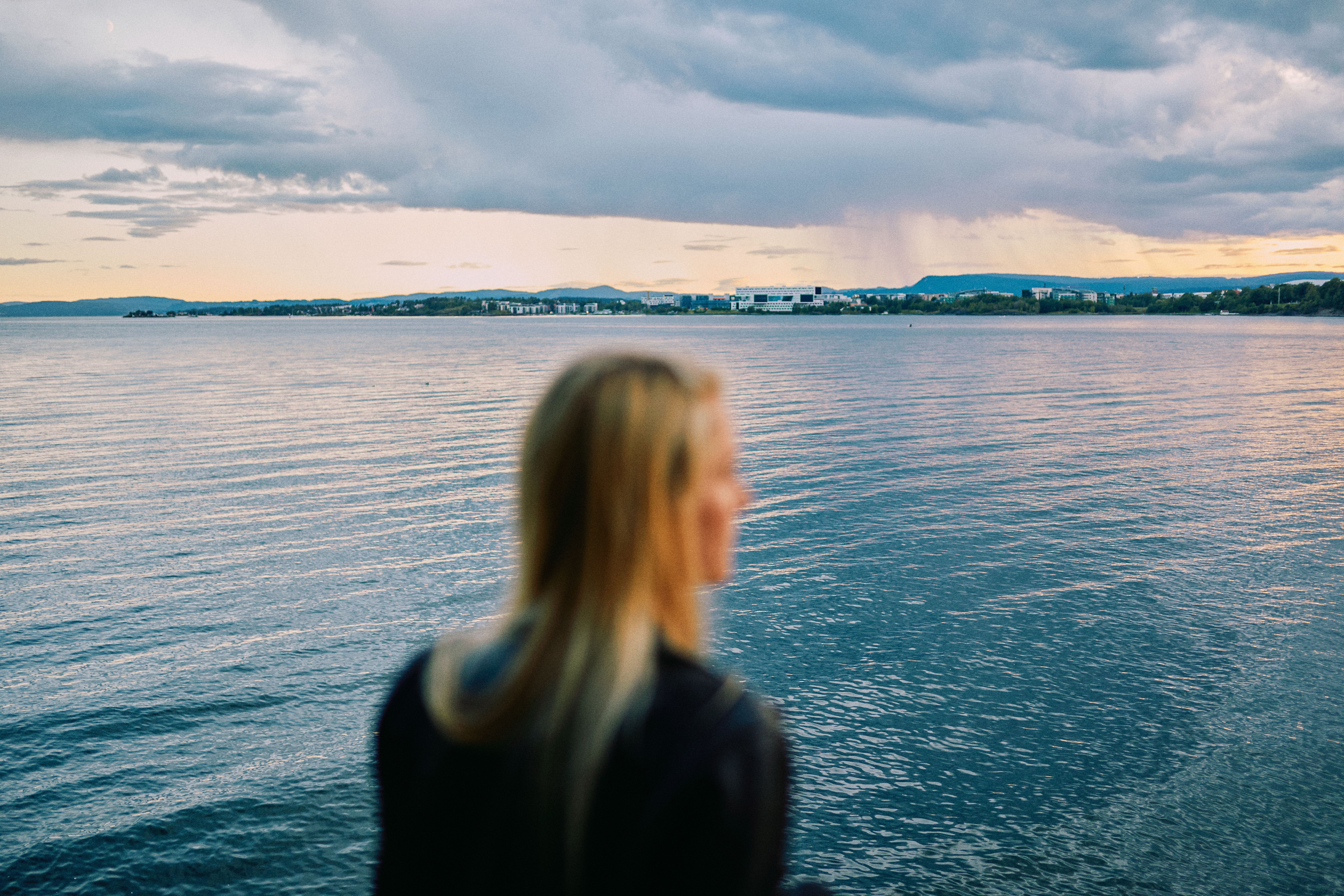 Siri skuer utover fjorden