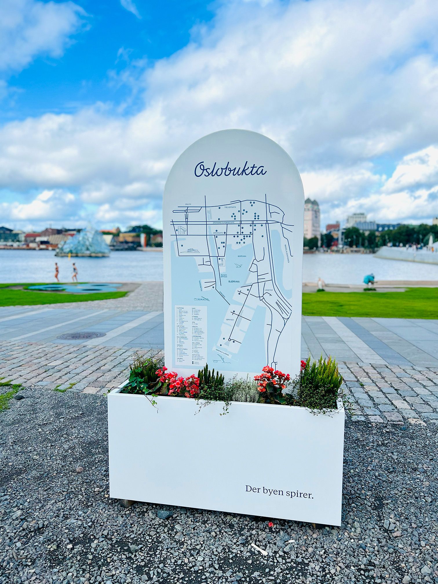 Blomsterkasse på Operastranda med kart over Oslobukta
