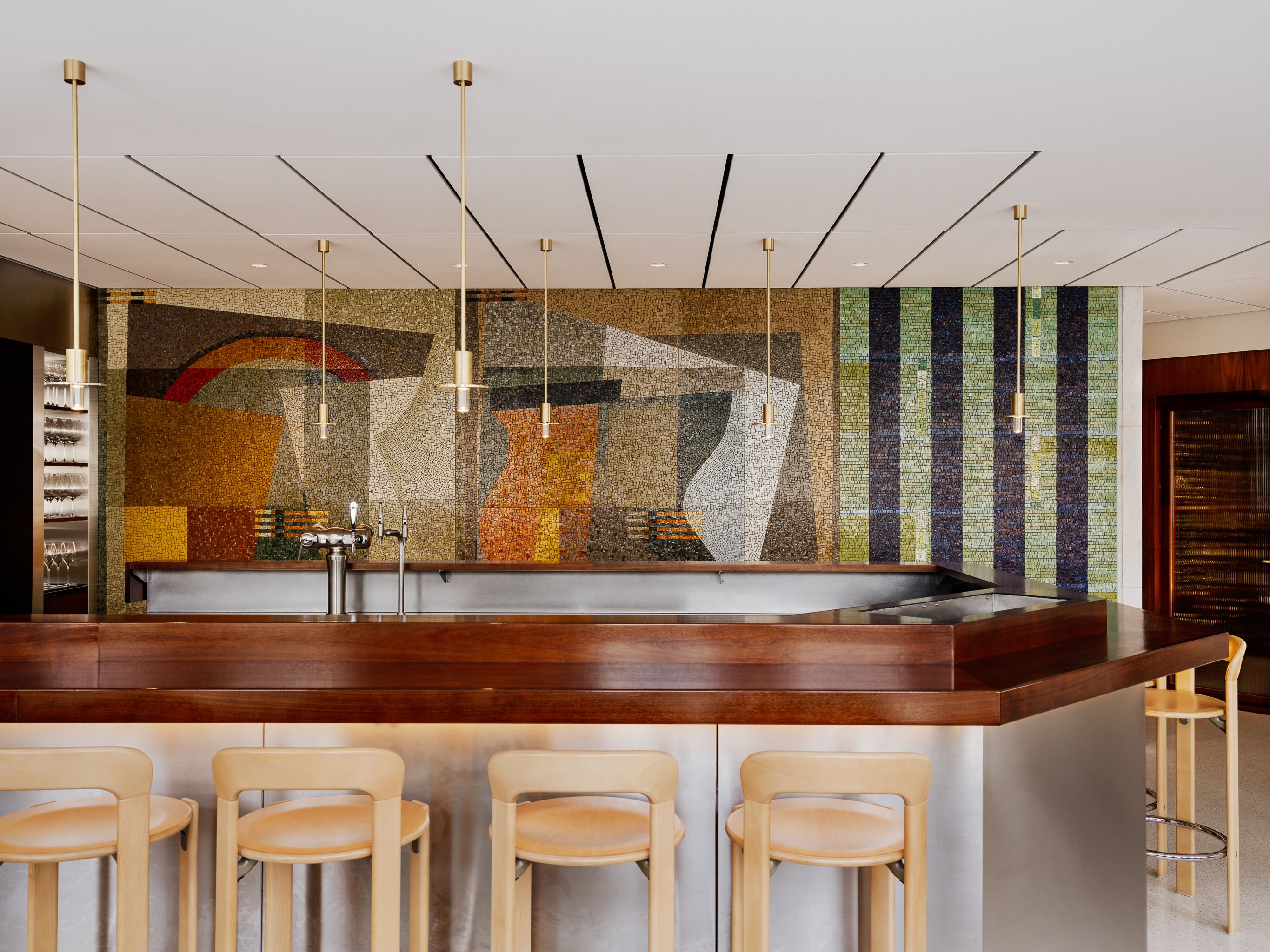 Baren på Frances med en vakker mosaikkvegg i bakgrunnen