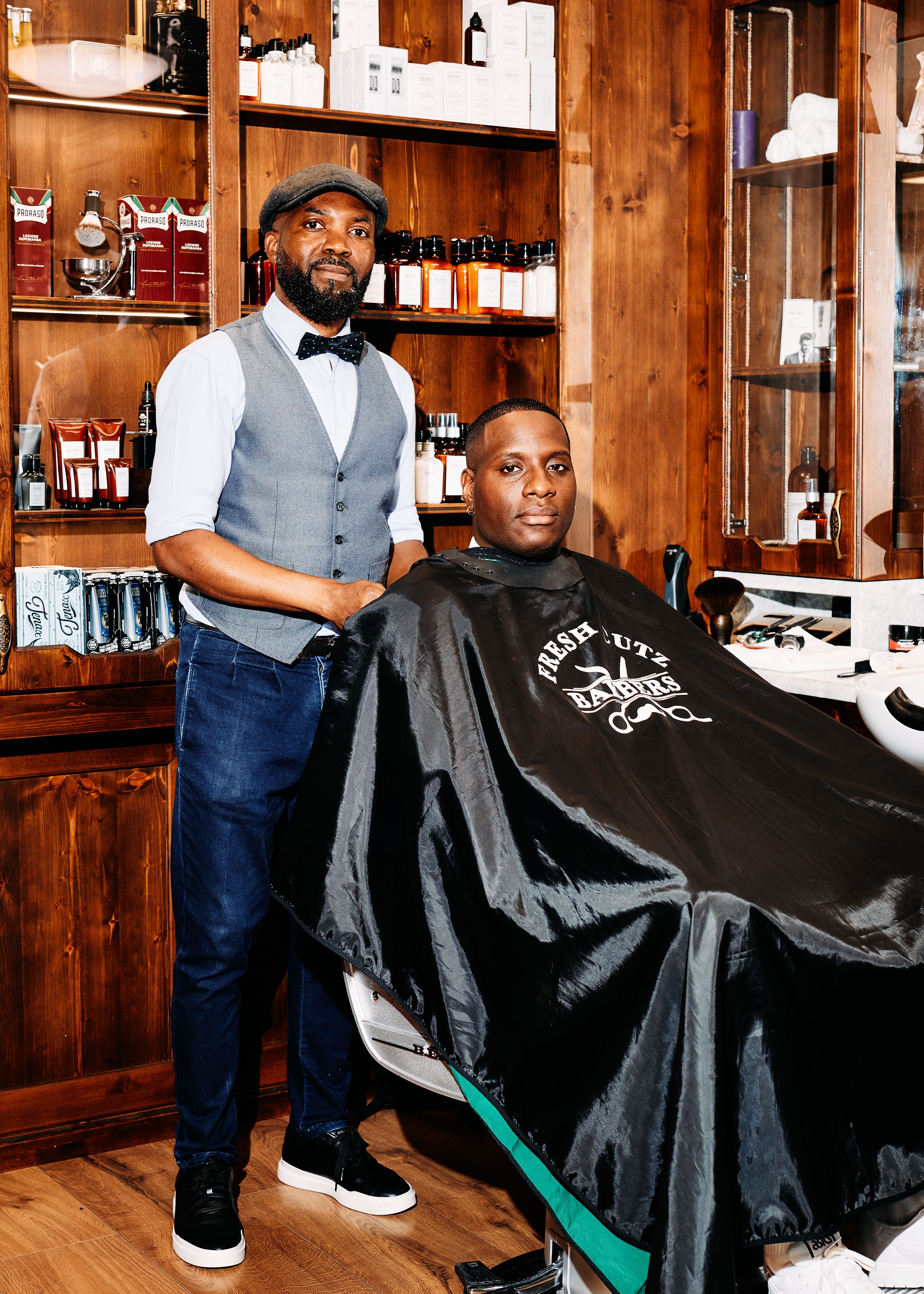 Ifiok fikser sveisen.