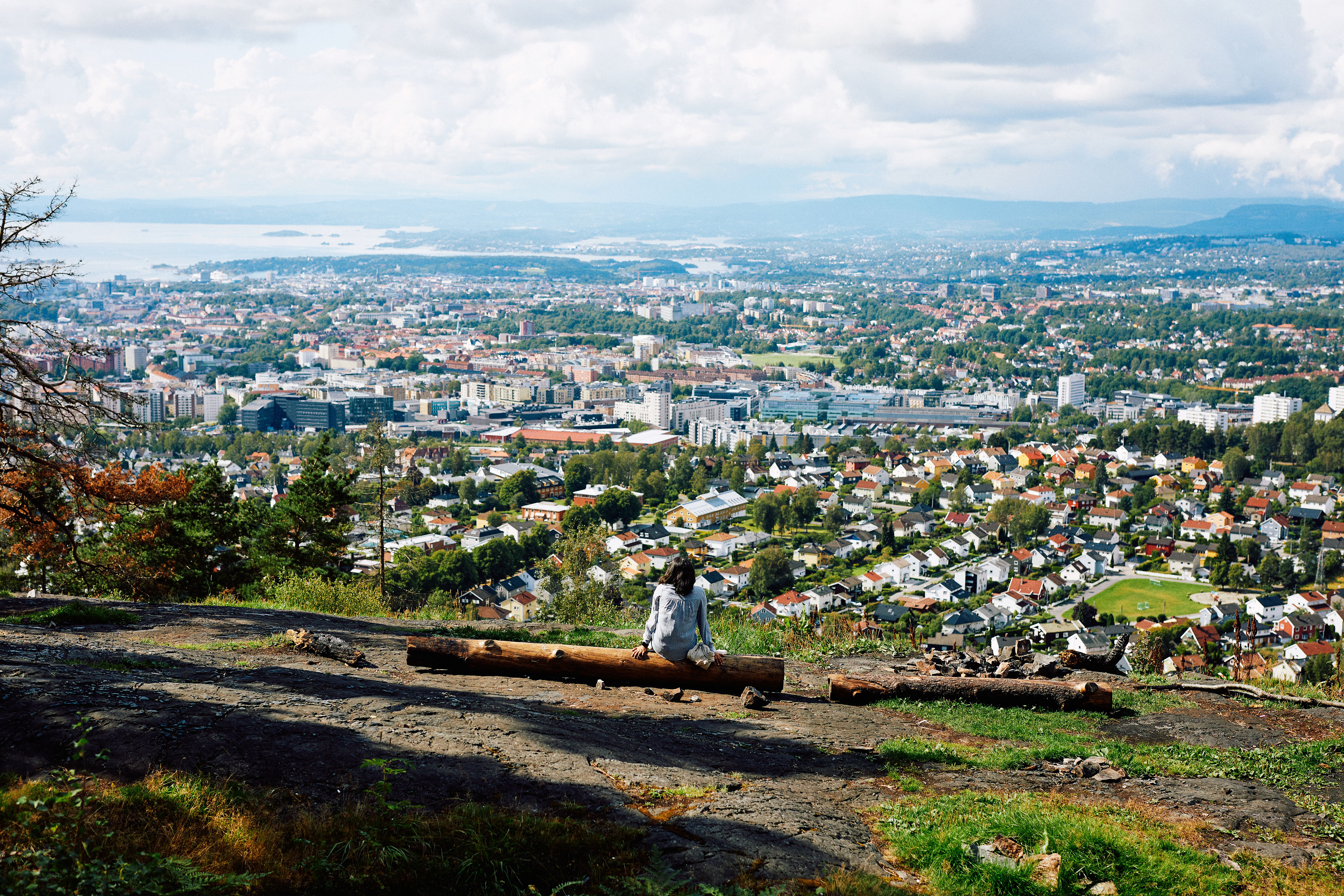 Dhivua nyter utsikten over Oslo.