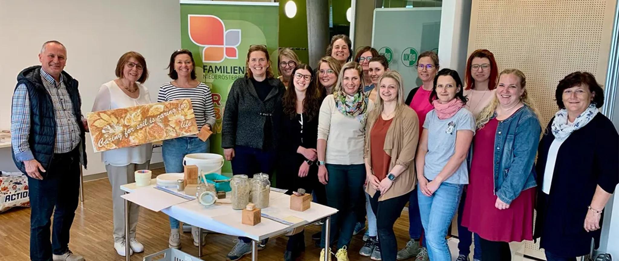 Gruppenfoto von den glücklichen Teilnehmer:innen des letzten Workshops