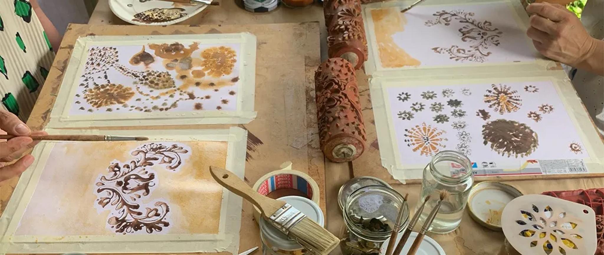 Ein Tisch auf dem mit Naturfarben gemalt wird