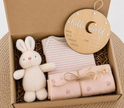 Little Bunny Rose gift box σε απαλές ροζ αποχρώσεις με λούτρινο λαγουδάκι και βρεφικά είδη