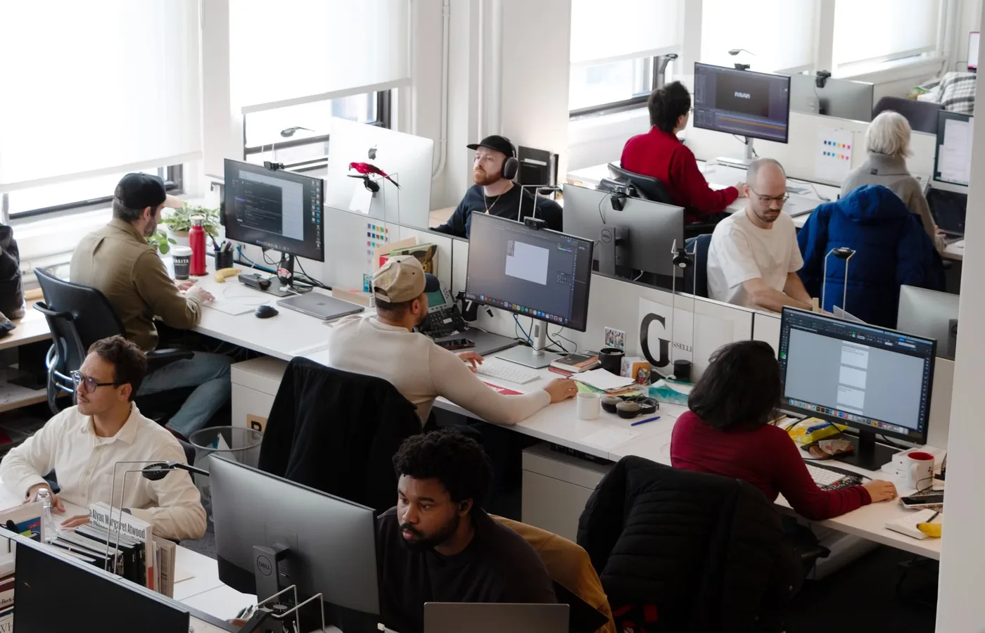 Sala de trabajo de Pentagram con disenadores en sus escritorios