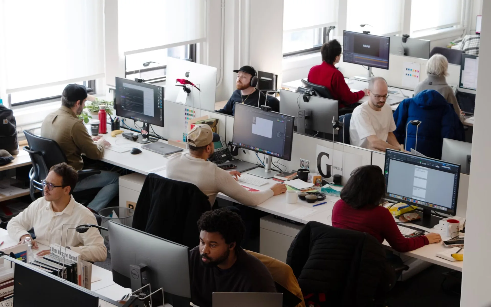 Sala de trabajo de Pentagram con disenadores en sus escritorios