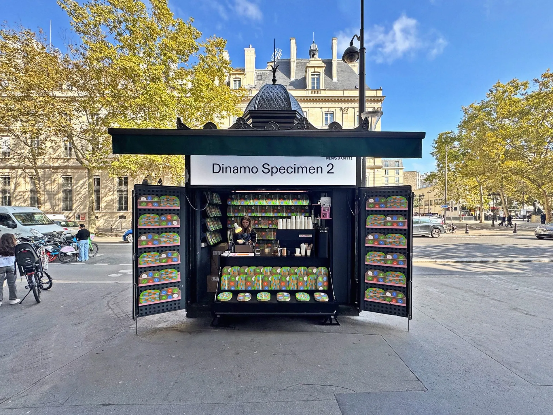 Quiosco callejero Dinamo Specimen 2 abierto en una plaza