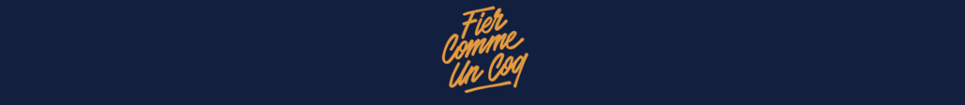 Orange handwritten text “Fier Comme Un Coq” is centered on a wide navy blue banner.
