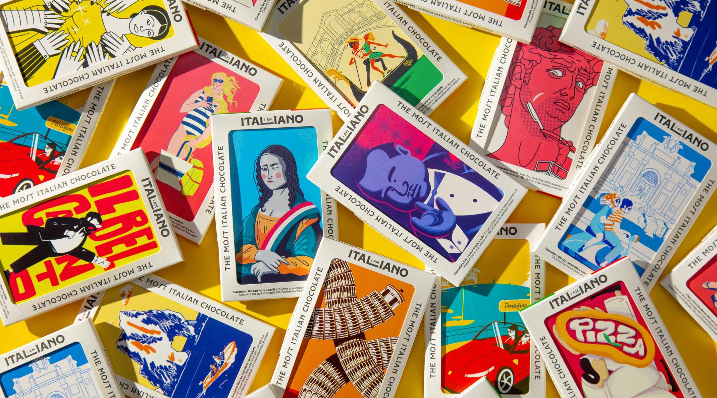 Postales ilustradas del packaging I AM ITALIANO extendidas sobre una mesa
