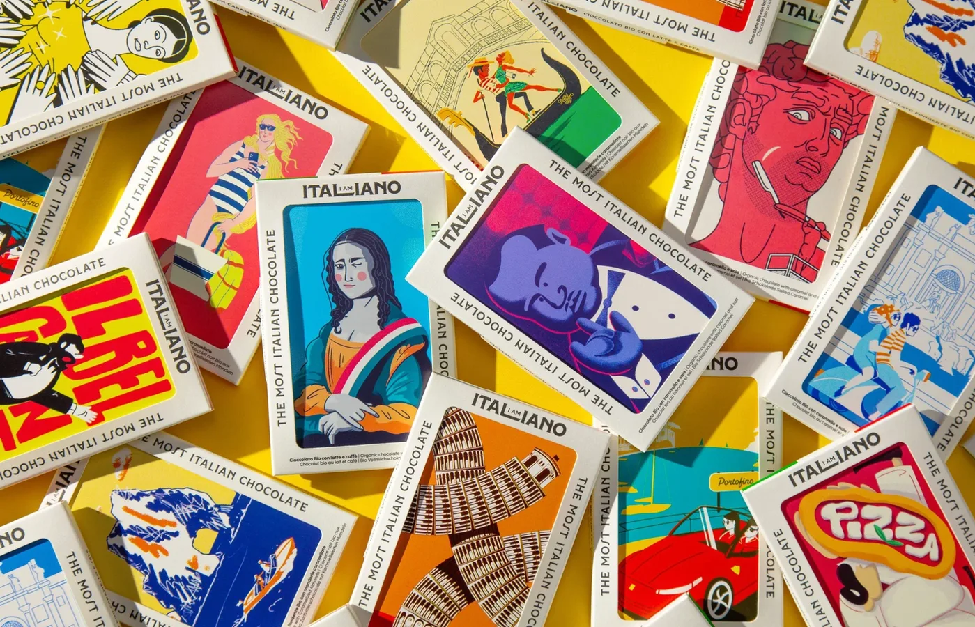 Postales ilustradas del packaging I AM ITALIANO extendidas sobre una mesa