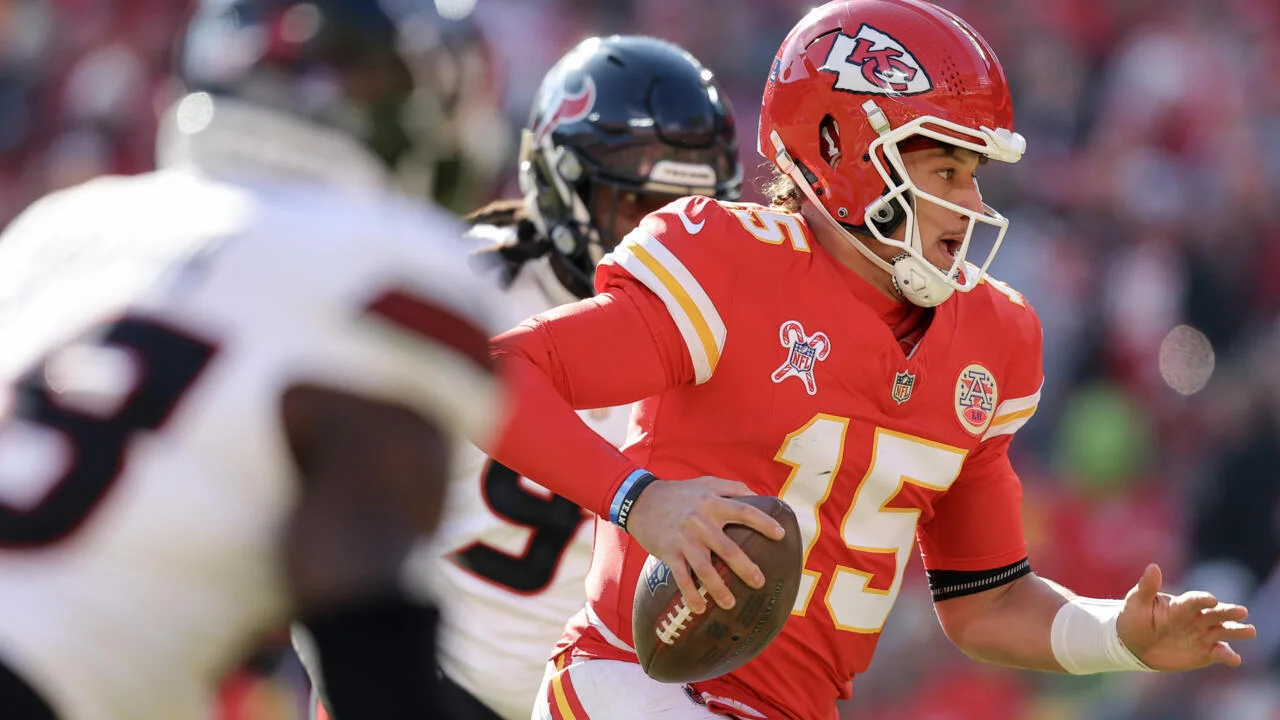 NFL roundup: Chiefs see off Texans, Ravens clinch playoff berth