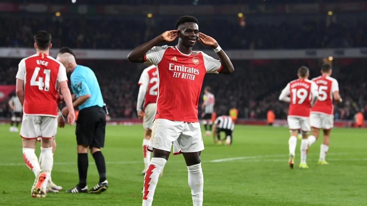 Arsenal 4-1 Newcastle: Gunners thrash struggling Magpies to keep up pace in title race