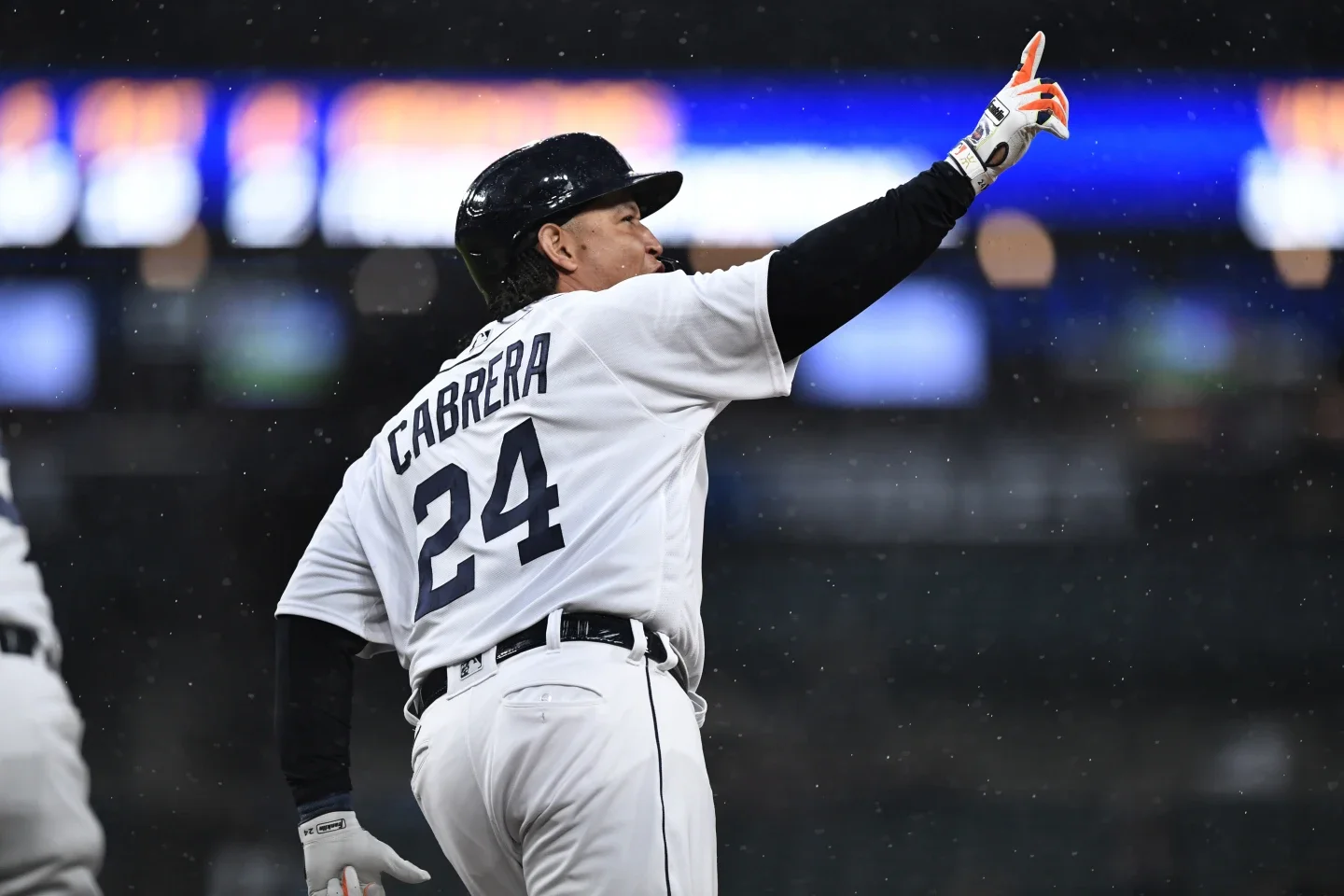 Cabrera's 511th home run propels Tigers to 8-0 Victory over Royals in suspended game