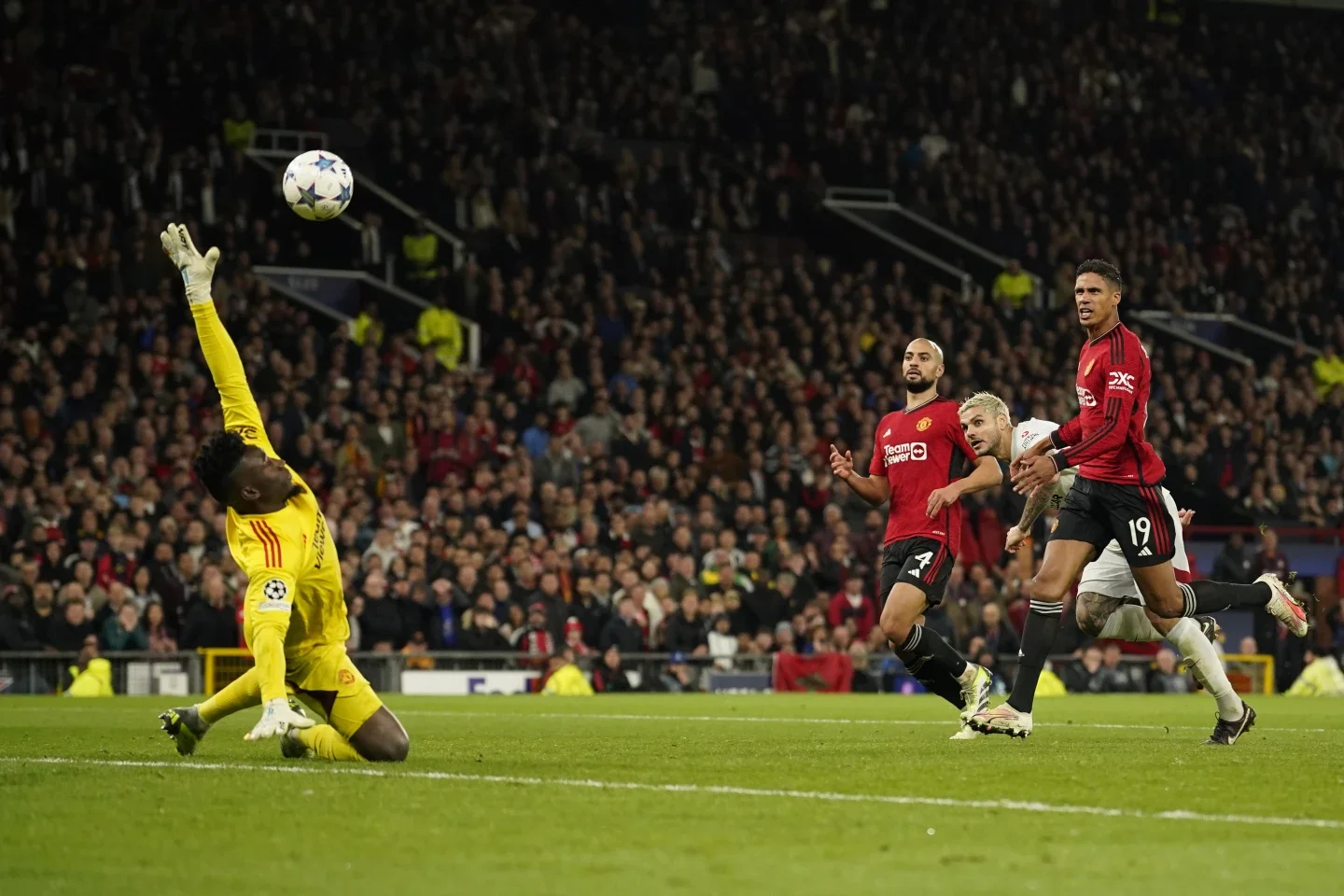 Galatasaray Stuns Manchester United At Home