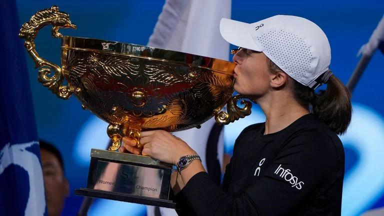 Swiatek dominates Samsonova to win the Beijing title
