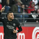 Mbappe scores hat-trick as PSG ease pass Reims