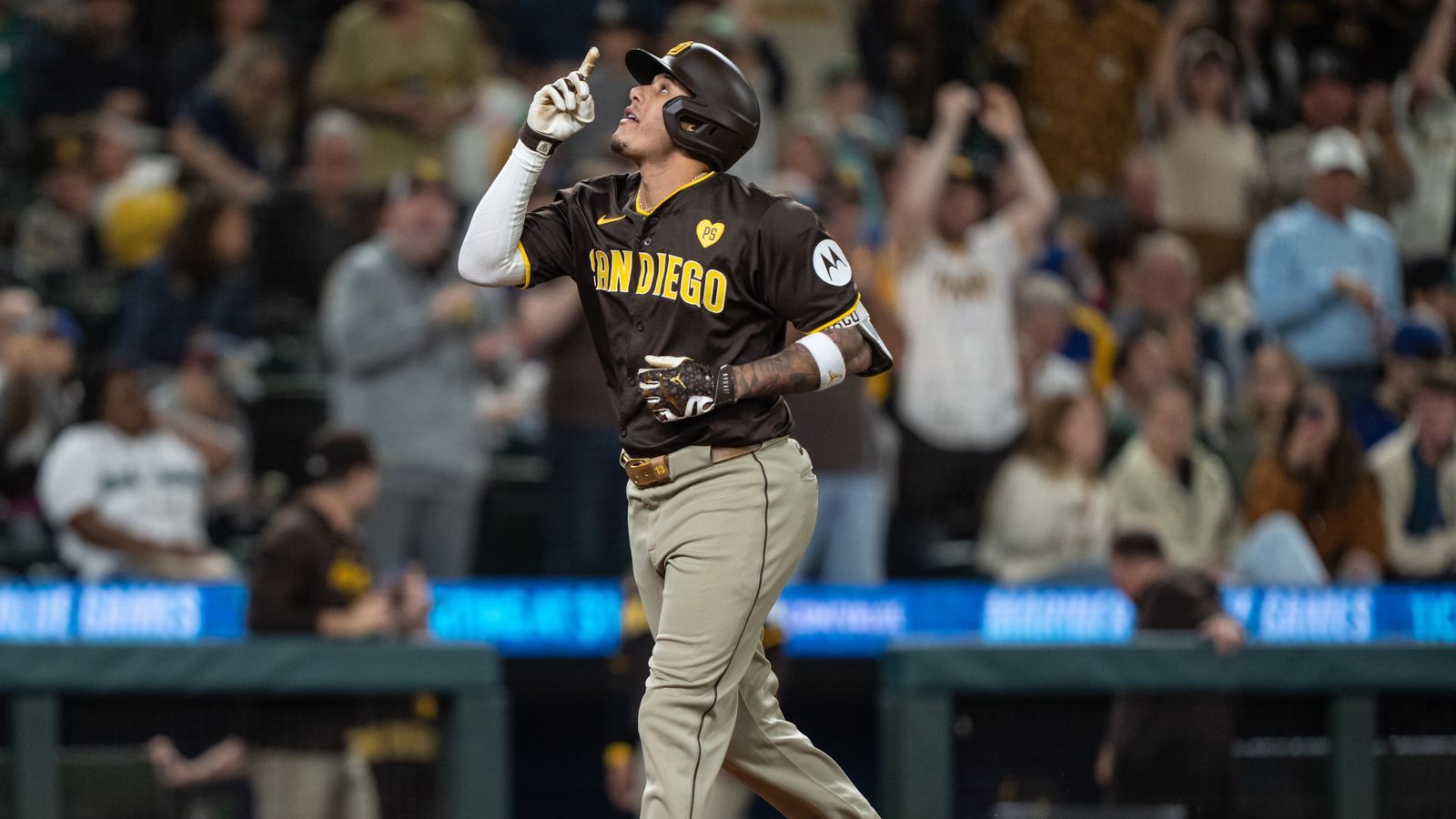 MLB roundup: Manny Machado becomes Padres' homer king in loss to Mariners
