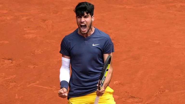 Alcaraz eases past Auger-Aliassime into French Open quarters