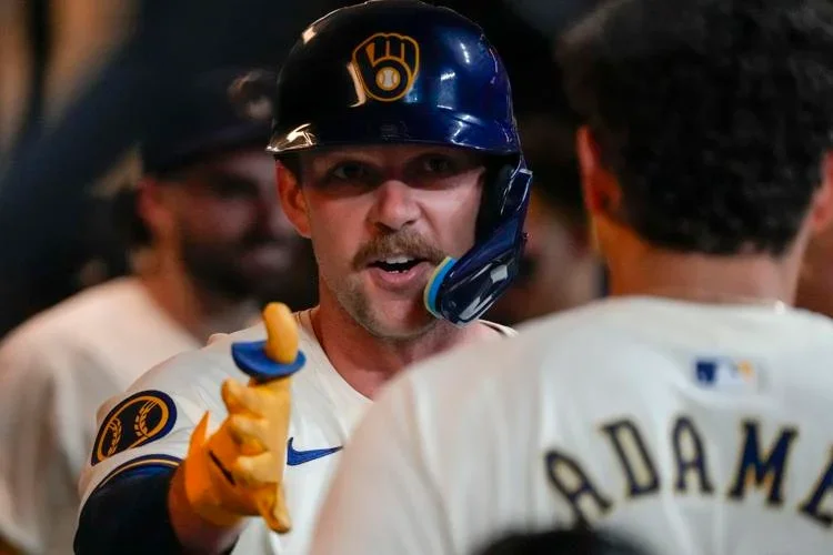 MLB roundup: Brewers clinch NL Central and walk off Phillies