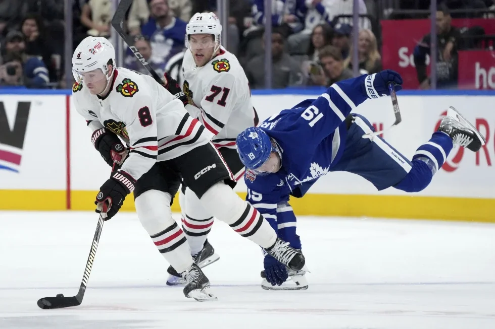 Chicago Blackhawks Shine Bright in 4-1 Victory Over Toronto Maple Leafs