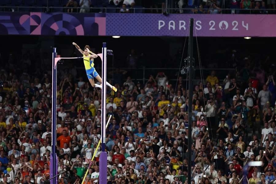 Armand Duplantis dominates to win pole vault gold with new world record