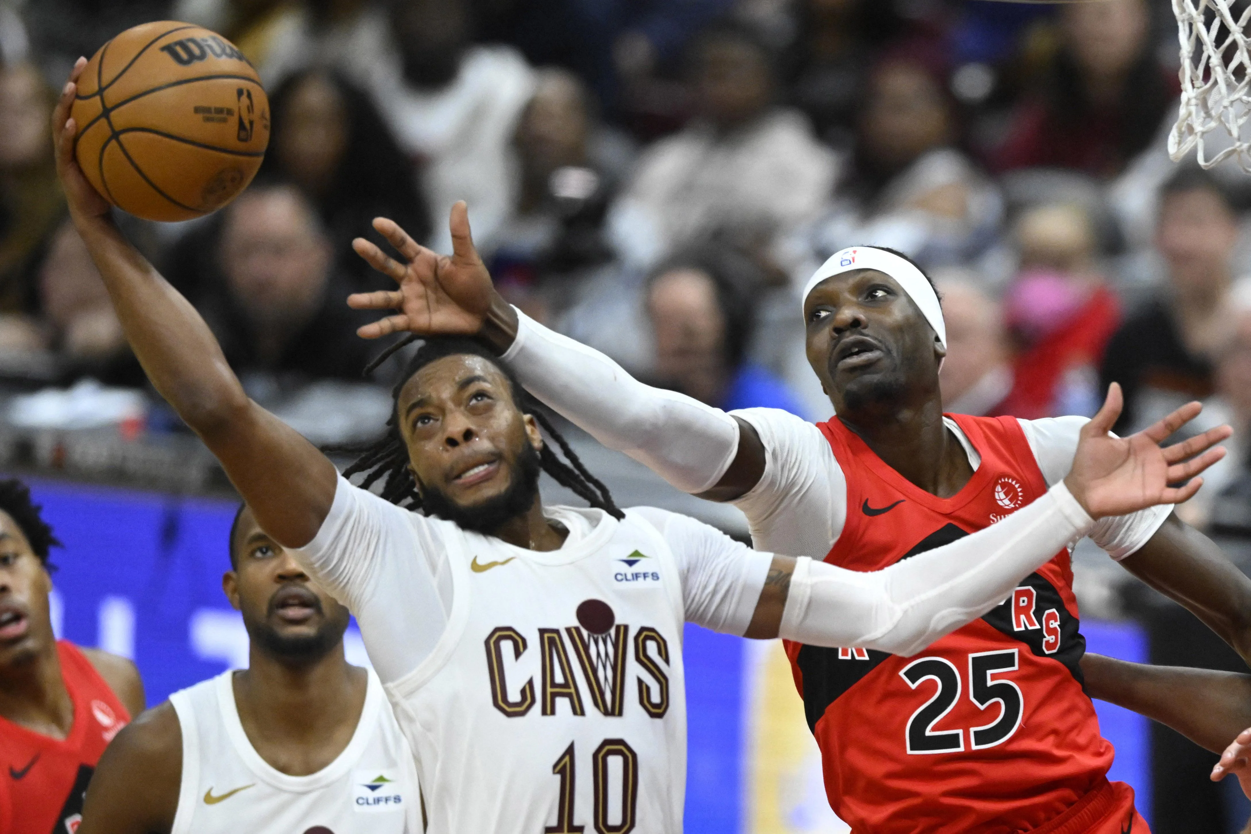 Cavs clinch tight 105-102 victory over Raptors