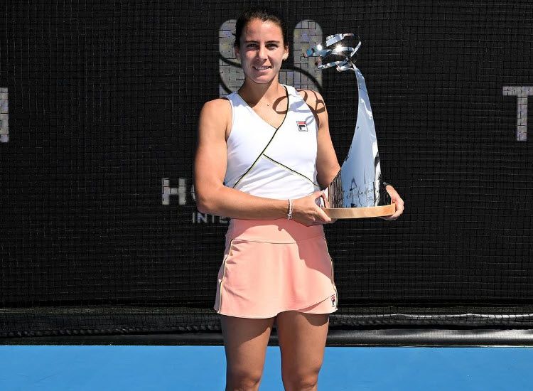Navarro defeats Mertens in Hobart to claim first WTA title