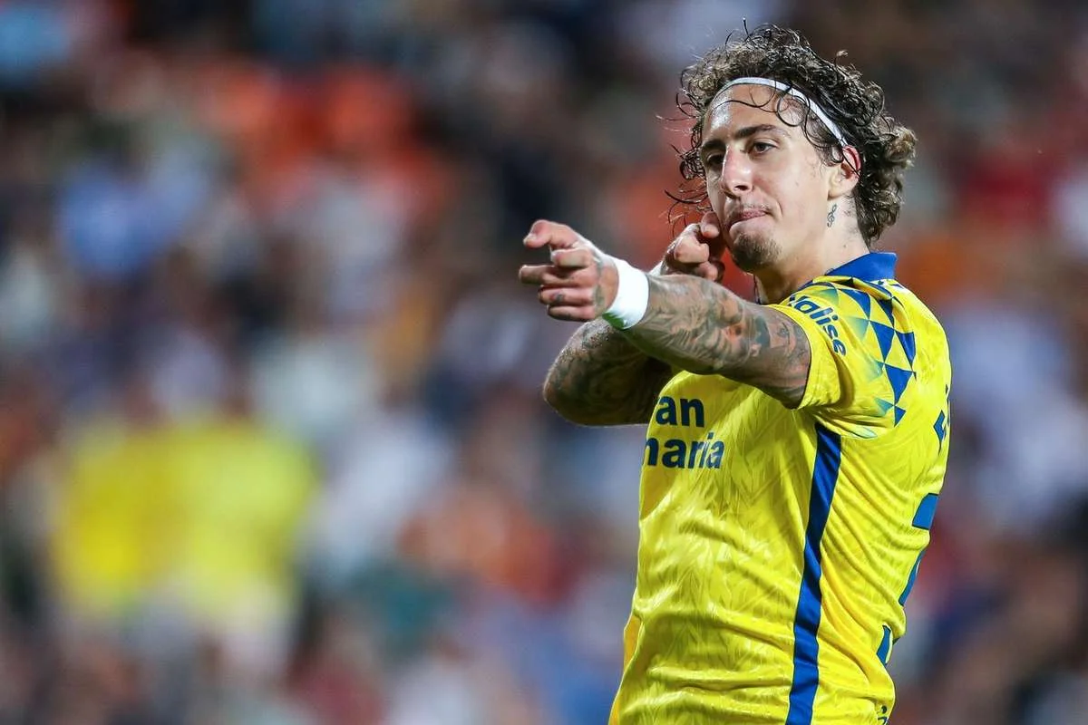 Las Palmas Stun 10-Man Valencia with Dramatic 3-2 Comeback at Mestalla