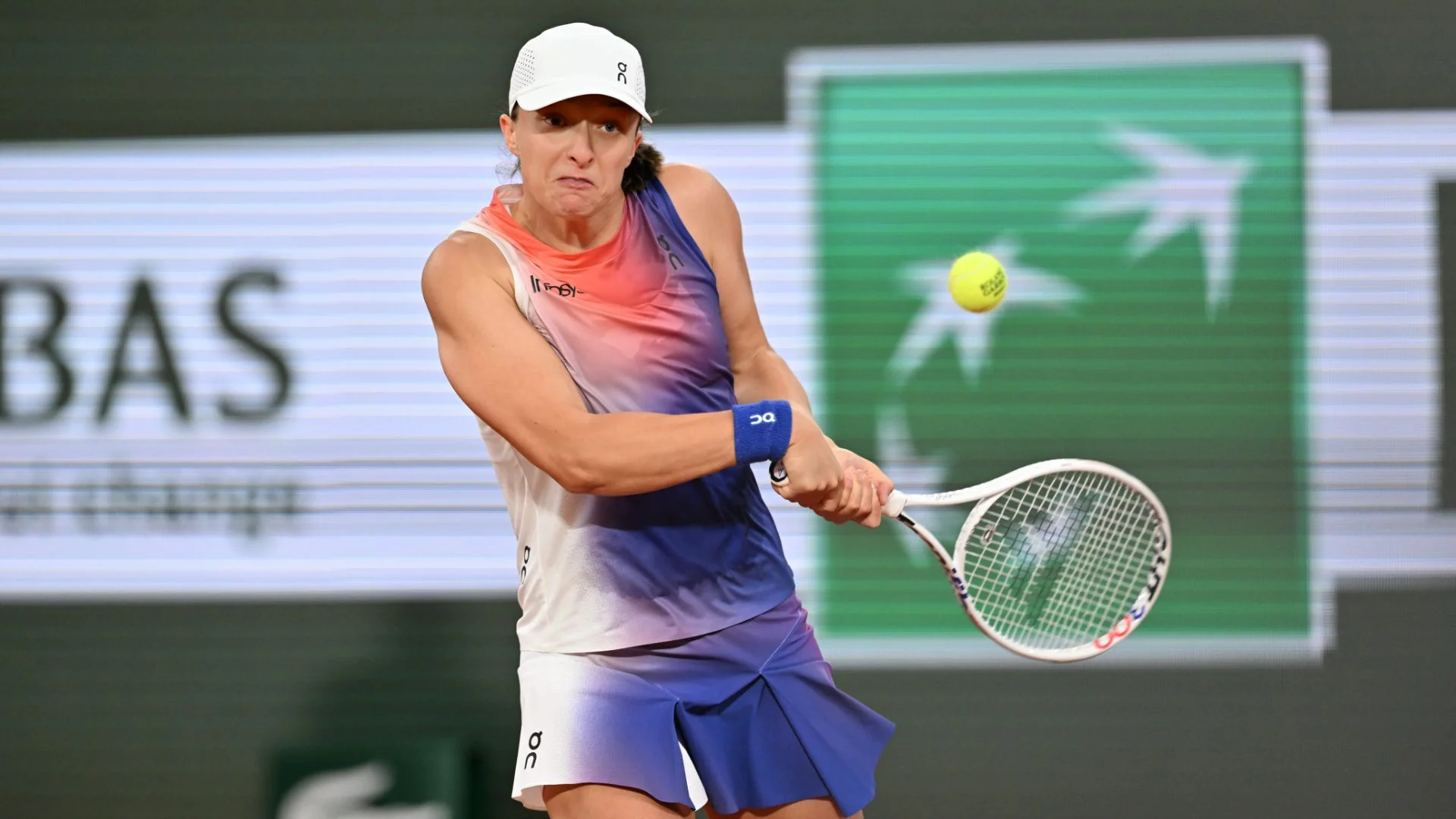 Defending Champion Swiatek cruises past qualifier Jeanjean in French Open first round