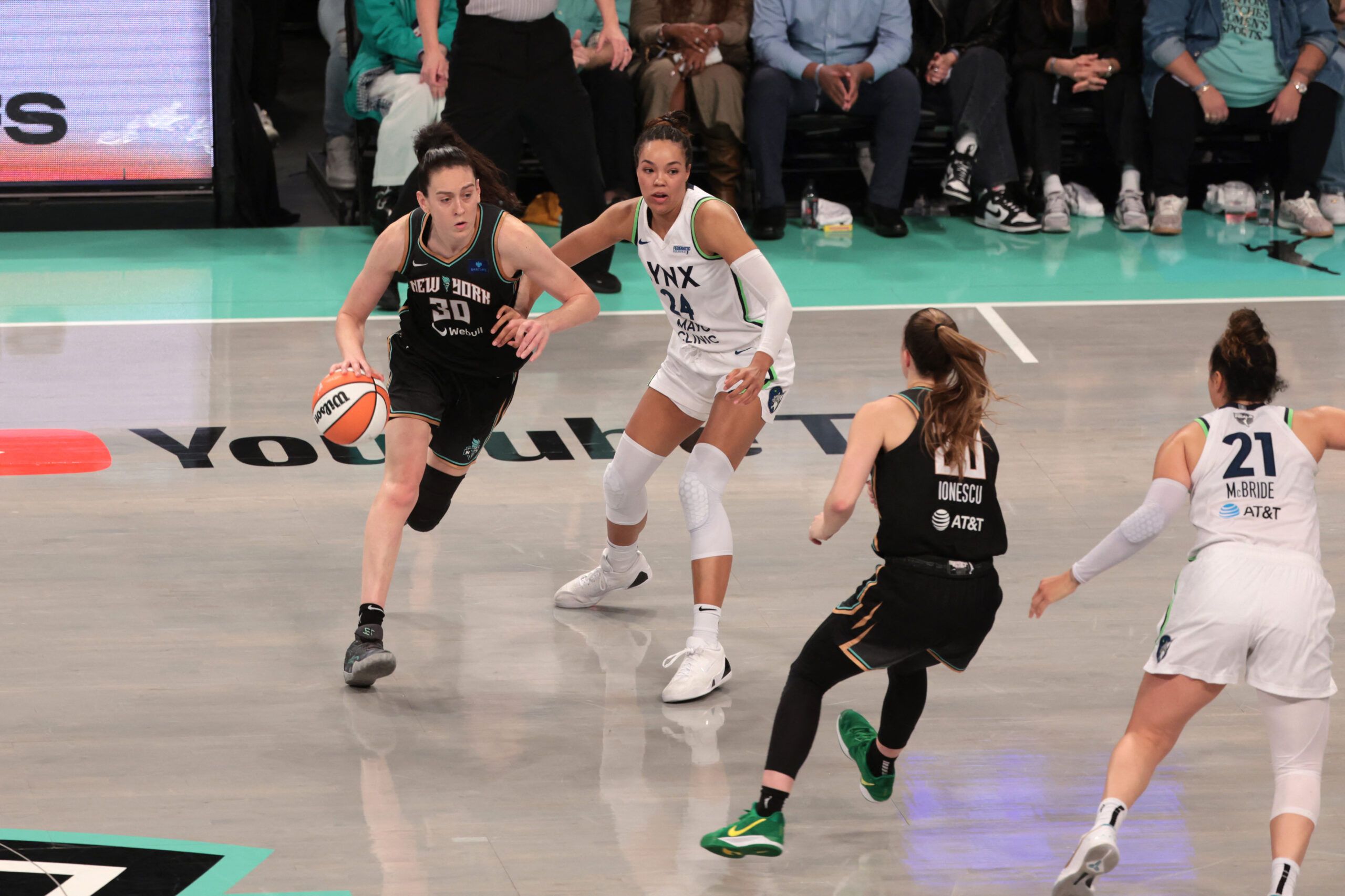  Breanna Stewart Leads New York to Victory, Evening WNBA Finals Series with 80-66 Win Over Lynx in Game 2