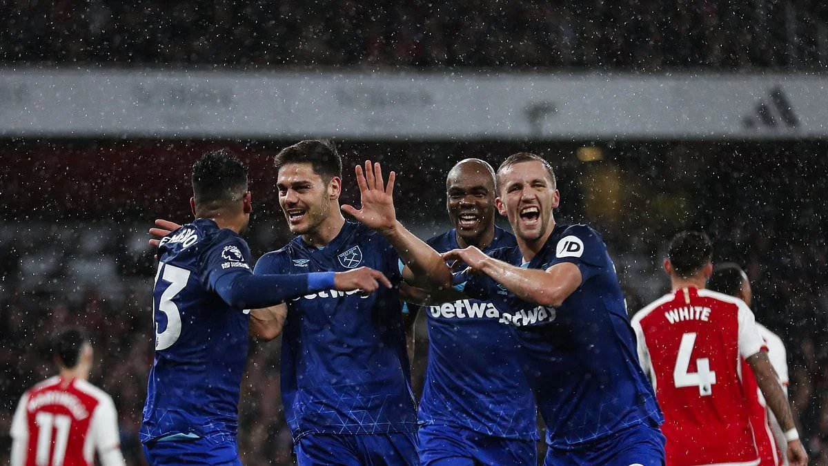 Arsenal 0-2 West Ham: Hammers stun hosts to climb into the top six