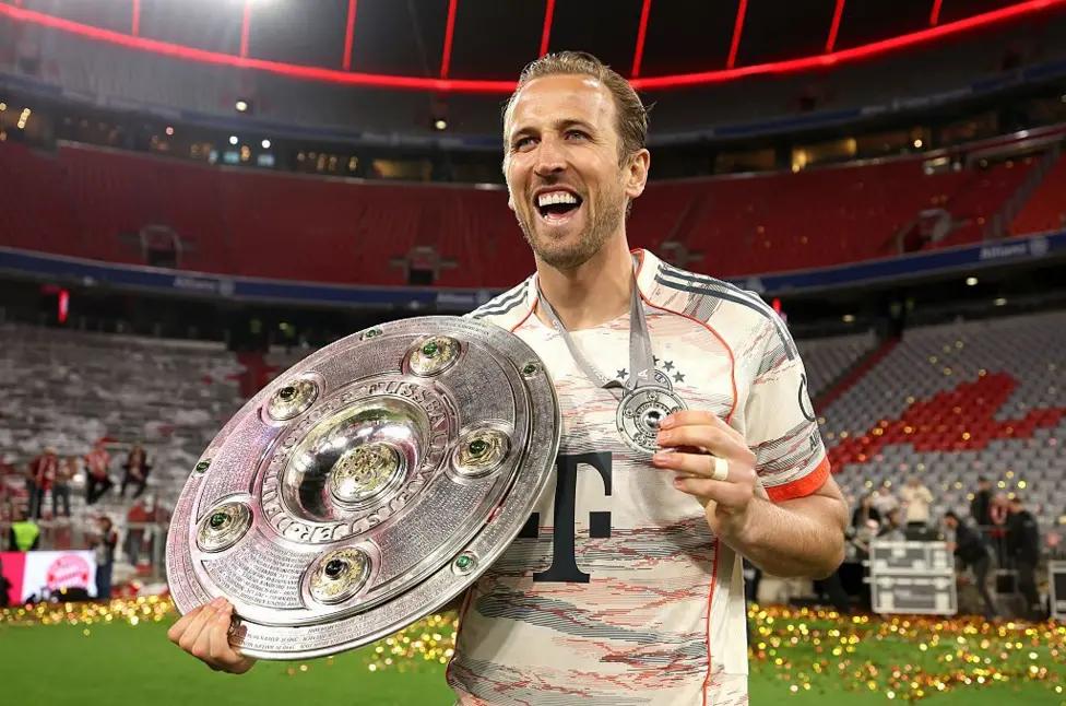 Bayern Munich 2-0 Borussia M’gladbach: Harry Kane scores and lifts first career trophy as Bundesliga Champions